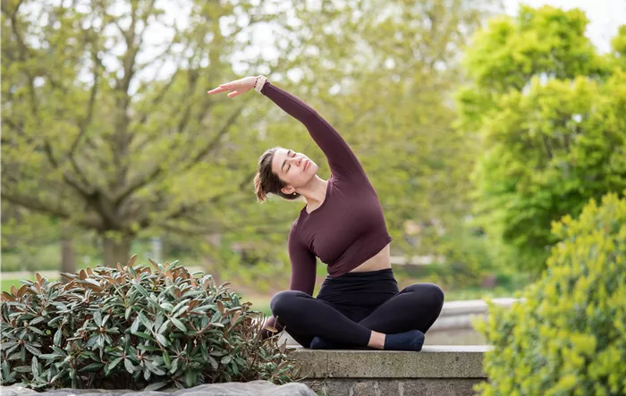 Sport - Frau macht Yoga im Garten